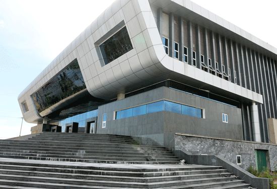 Nhà hát trăm tỷ nằm phơi mưa nắng